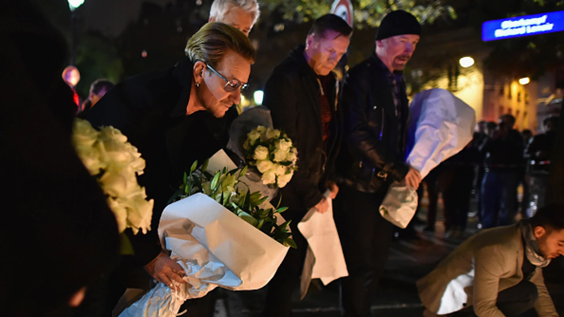 Bono y su banda de U2 se acercaron a llevar flores Bono y su banda de U2 se acercaron a llevar flores