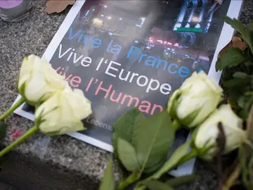 Flores y velas en el lugar de los atentados en París Flores y velas en el lugar de los atentados en París