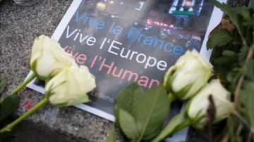 Flores y velas en el lugar de los atentados en París