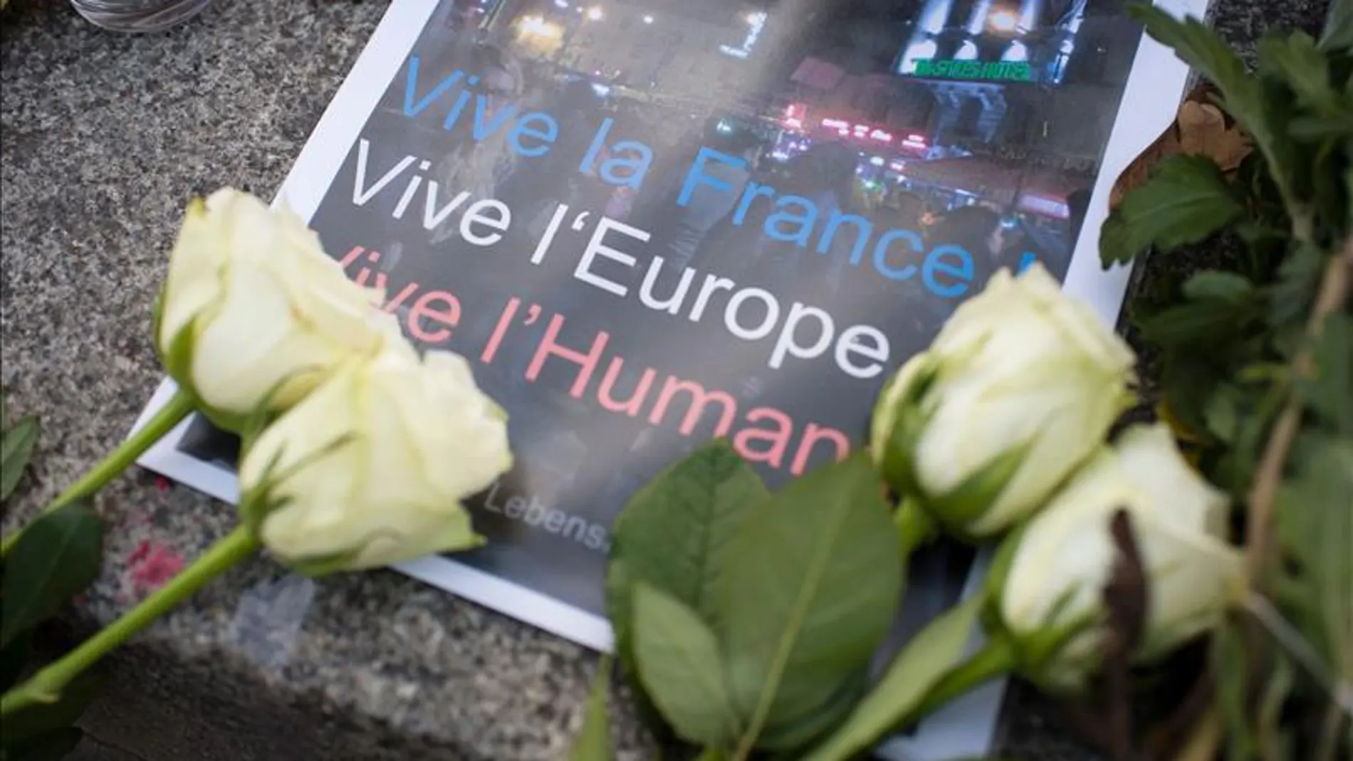Flores y velas en el lugar de los atentados en París Flores y velas en el lugar de los atentados en París