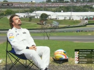 Fernando Alonso, tomando el sol tras abandonar en la Q1 de Brasil