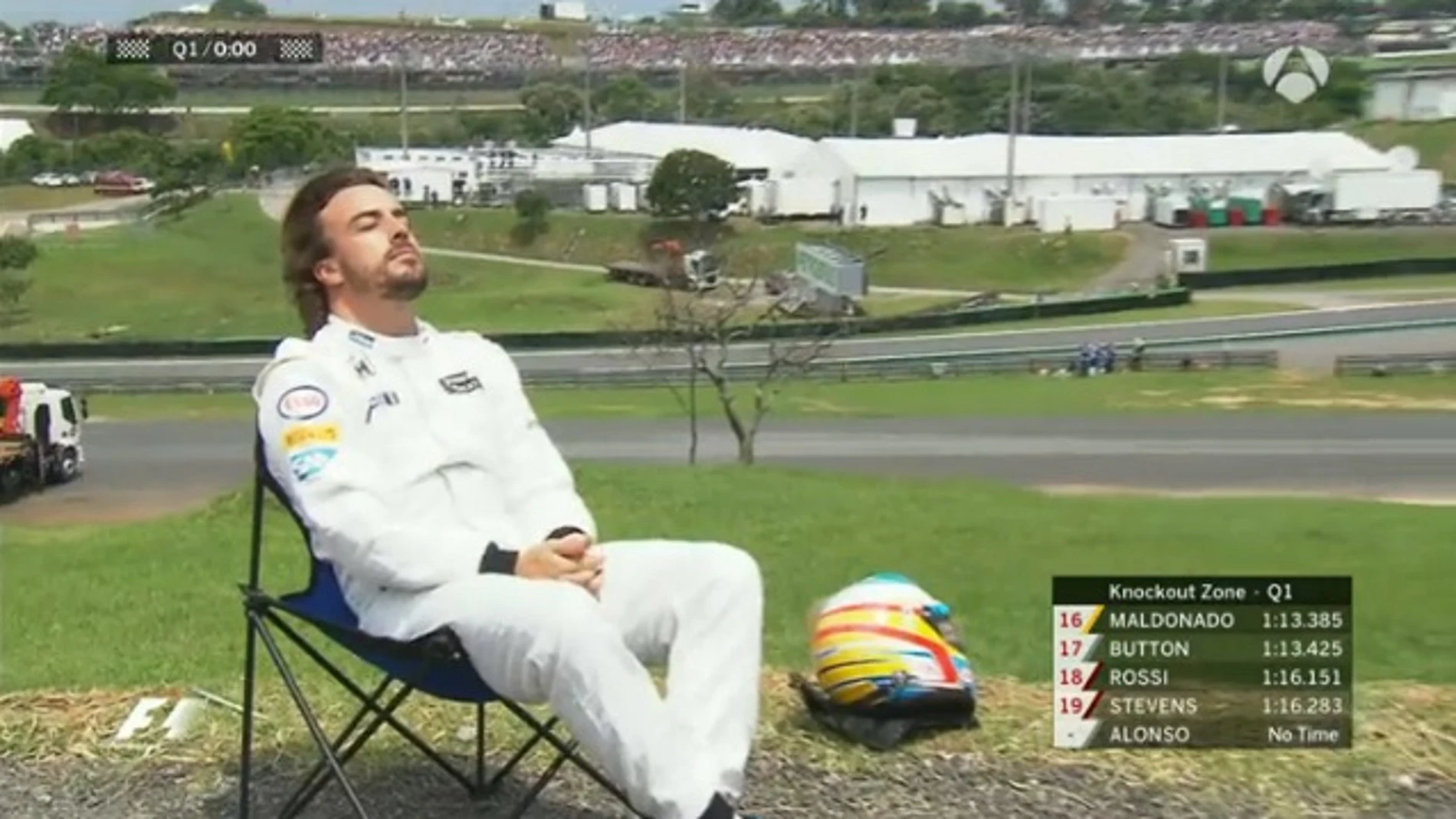 Fernando Alonso, tomando el sol tras abandonar en la Q1 de Brasil