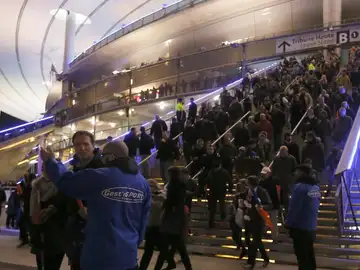 Desalojo de las alrededor de 80.000 personas atrapadas en el Estadio de Francia Desalojo de las alrededor de 80.000 personas atrapadas en el Estadio de Francia