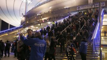 Desalojo de las alrededor de 80.000 personas atrapadas en el Estadio de Francia