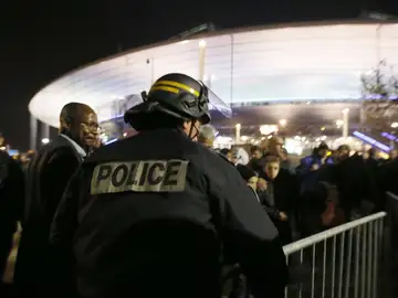 La Policía lleva a cabo el desalojo del Estadio de Francia La Policía lleva a cabo el desalojo del Estadio de Francia