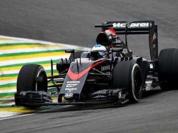 Alonso rueda con el McLaren en Interlagos