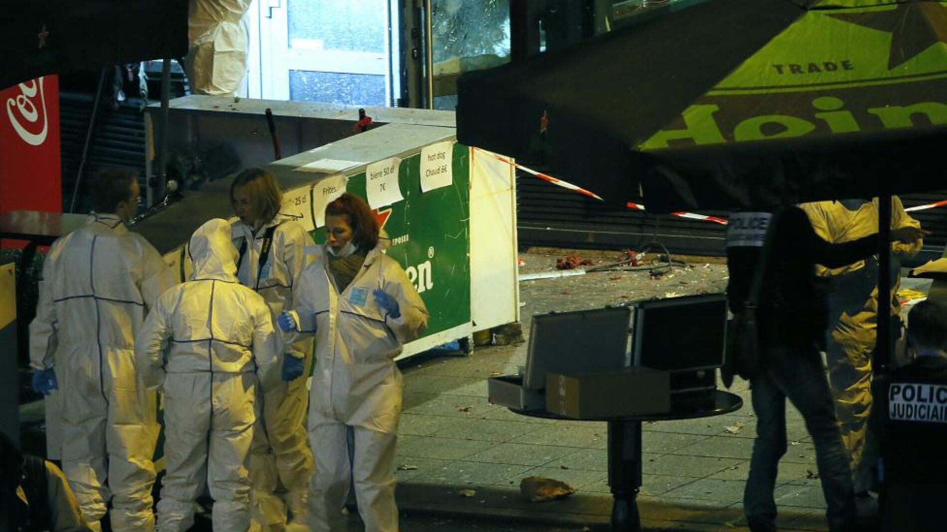 Forenses trabajan en el lugar de los hechos