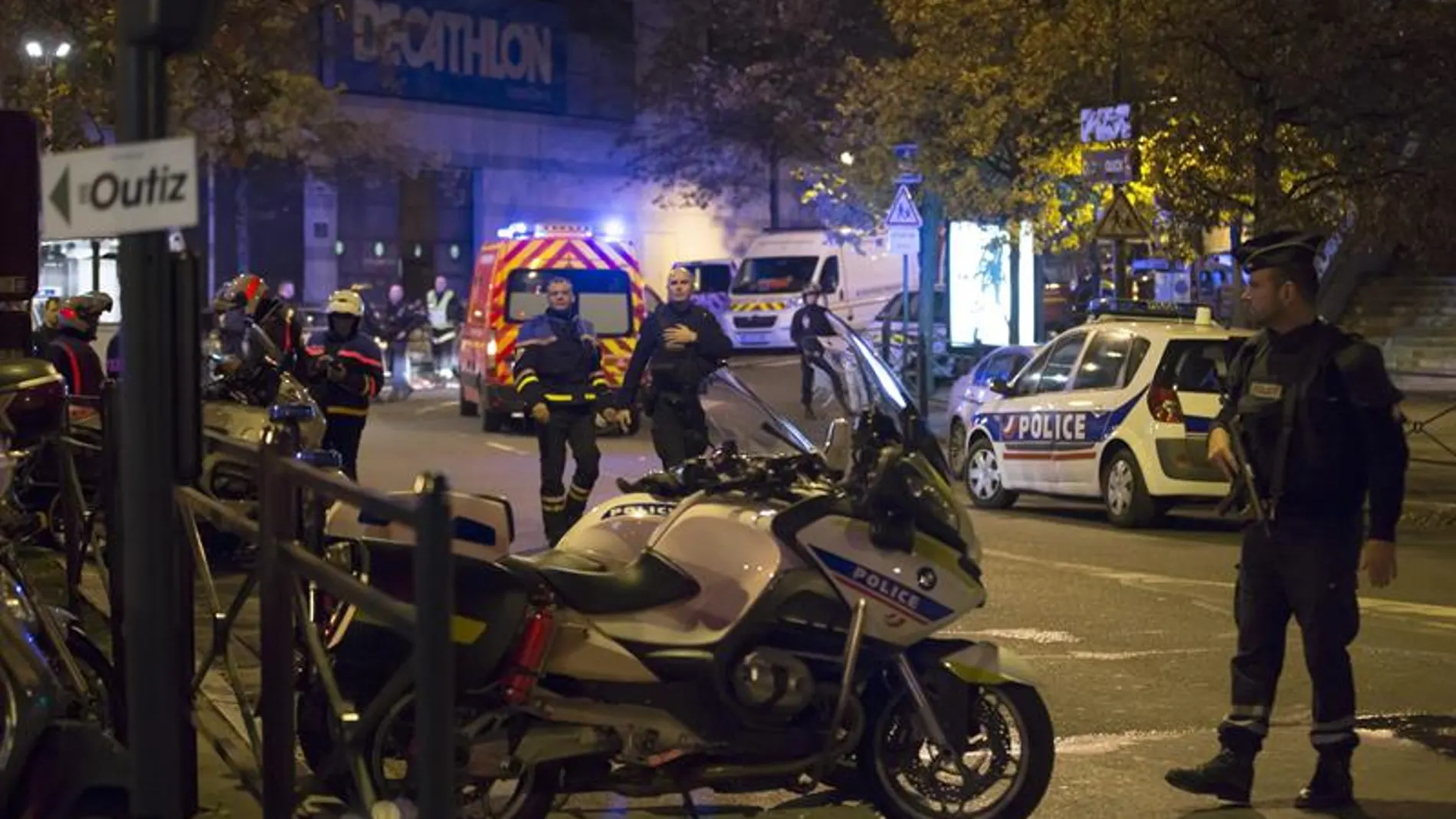 La policía francesa ha acordonado la icónica Plaza de la República La policía francesa ha acordonado la icónica Plaza de la República