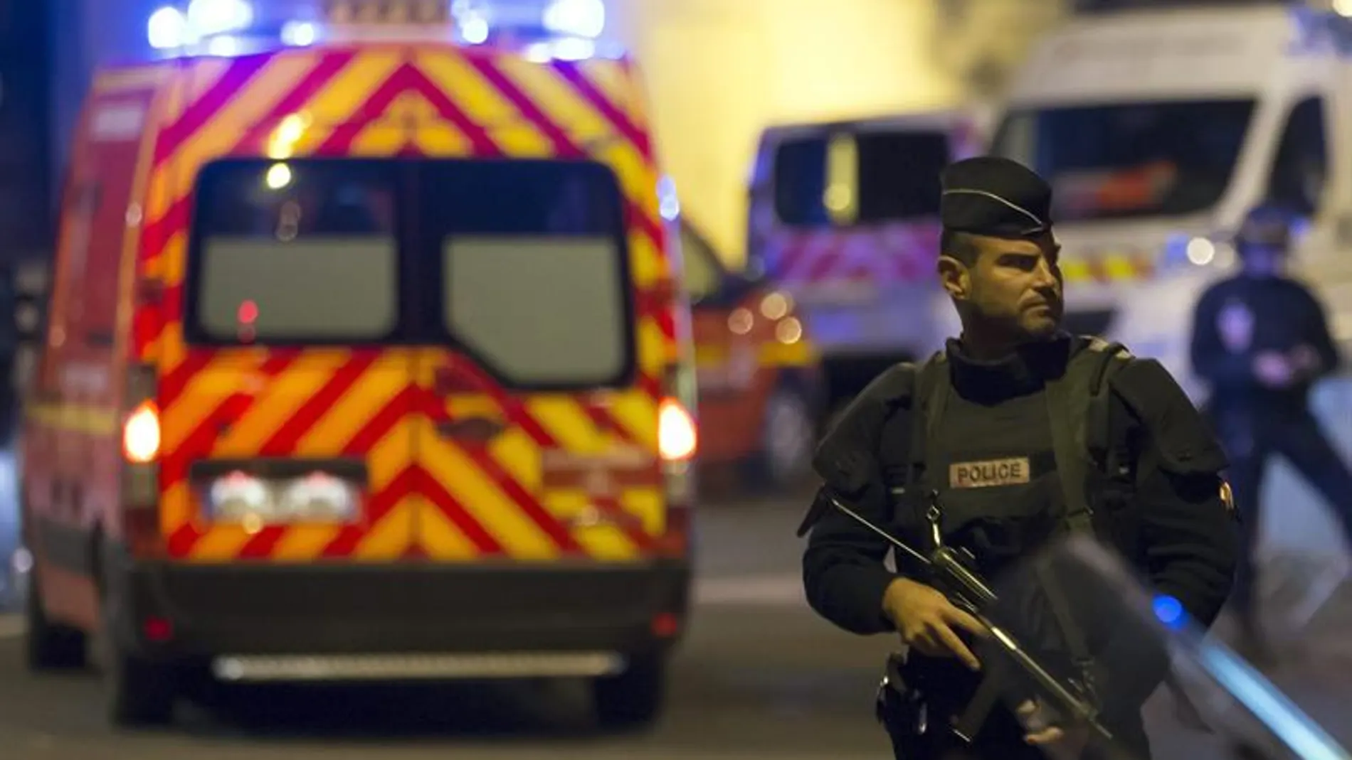 Las fuerzas especiales de la policía francesa buscan a los tiradores huídos Las fuerzas especiales de la policía francesa buscan a los tiradores huídos