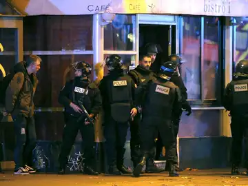 Agentes de policía se preparaban para el asalto a la sala Bataclan Agentes de policía se preparaban para el asalto a la sala Bataclan