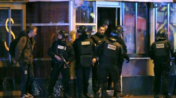 Agentes de policía se preparaban para el asalto a la sala Bataclan
