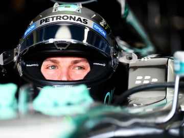 Rosberg, en el cockpit de su Mercedes