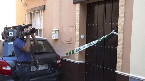 Un c&aacute;mara toma im&aacute;genes de la vivienda de la localidad sevillana de Marchena