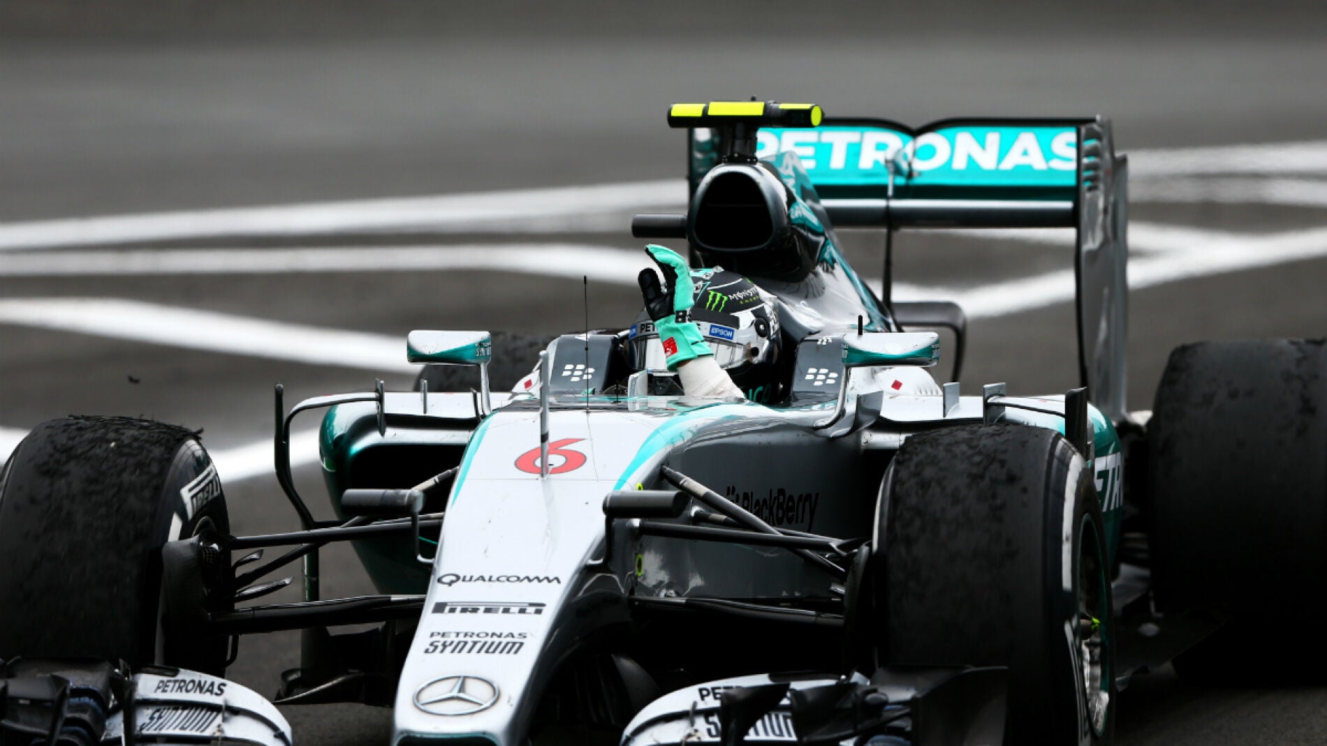Rosberg saluda en Interlagos desde su Mercedes