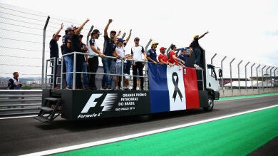 La F1 recuerda a las víctimas del atentado de París en el 'drivers parade'