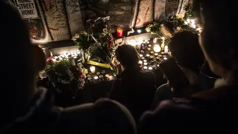 Centenares de personas se concentran en la Plaza de la República Centenares de personas se concentran en la Plaza de la República