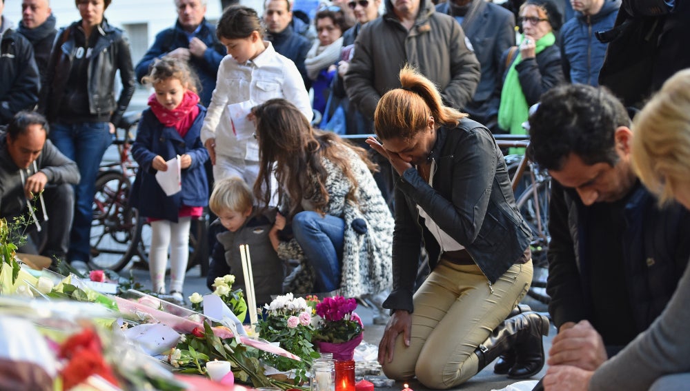 La capital francesa se llena de flores y velas