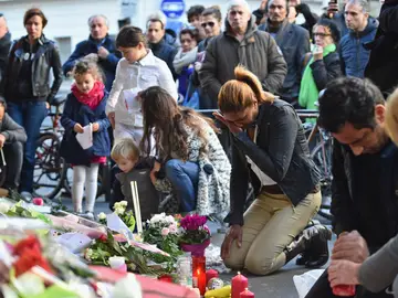 La capital francesa se llena de flores y velas La capital francesa se llena de flores y velas