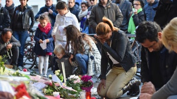 La capital francesa se llena de flores y velas