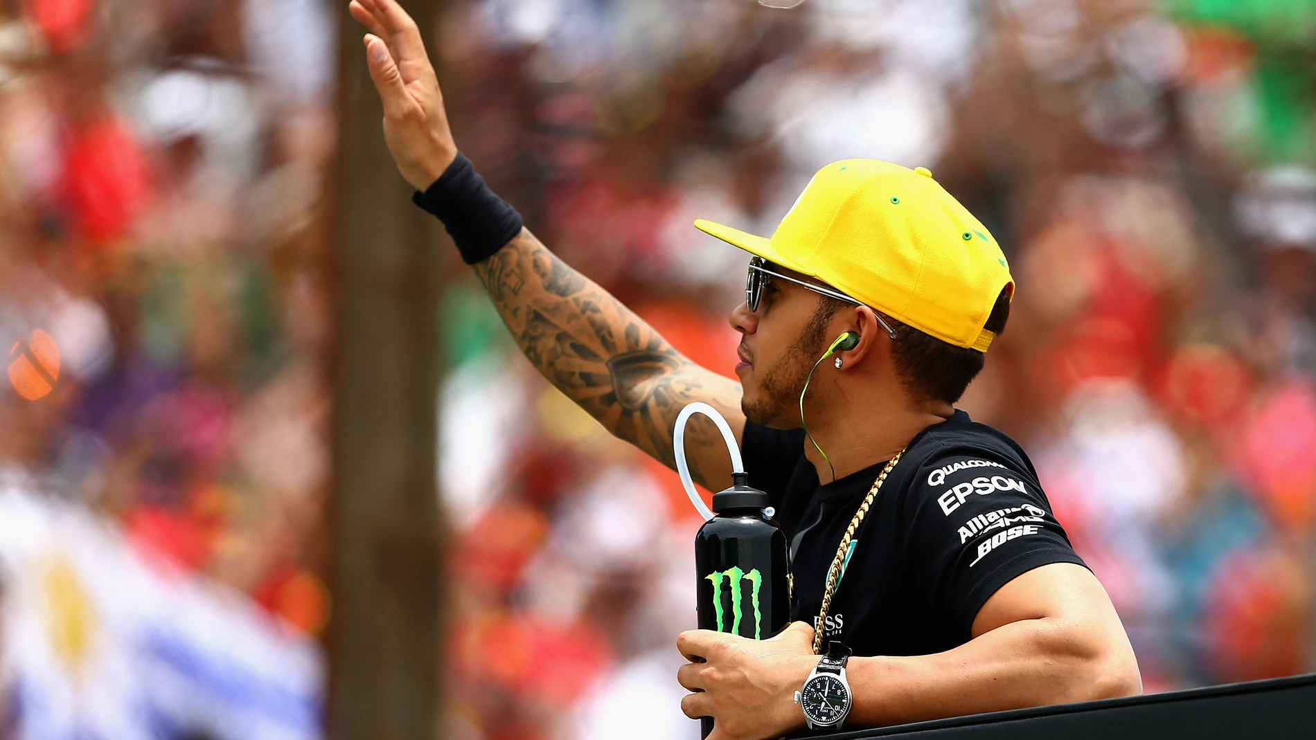 Hamilton saluda a los aficionados en el GP de Brasil