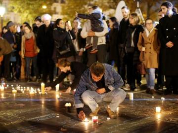 Luto en París por las víctimas de los atentados terroristas