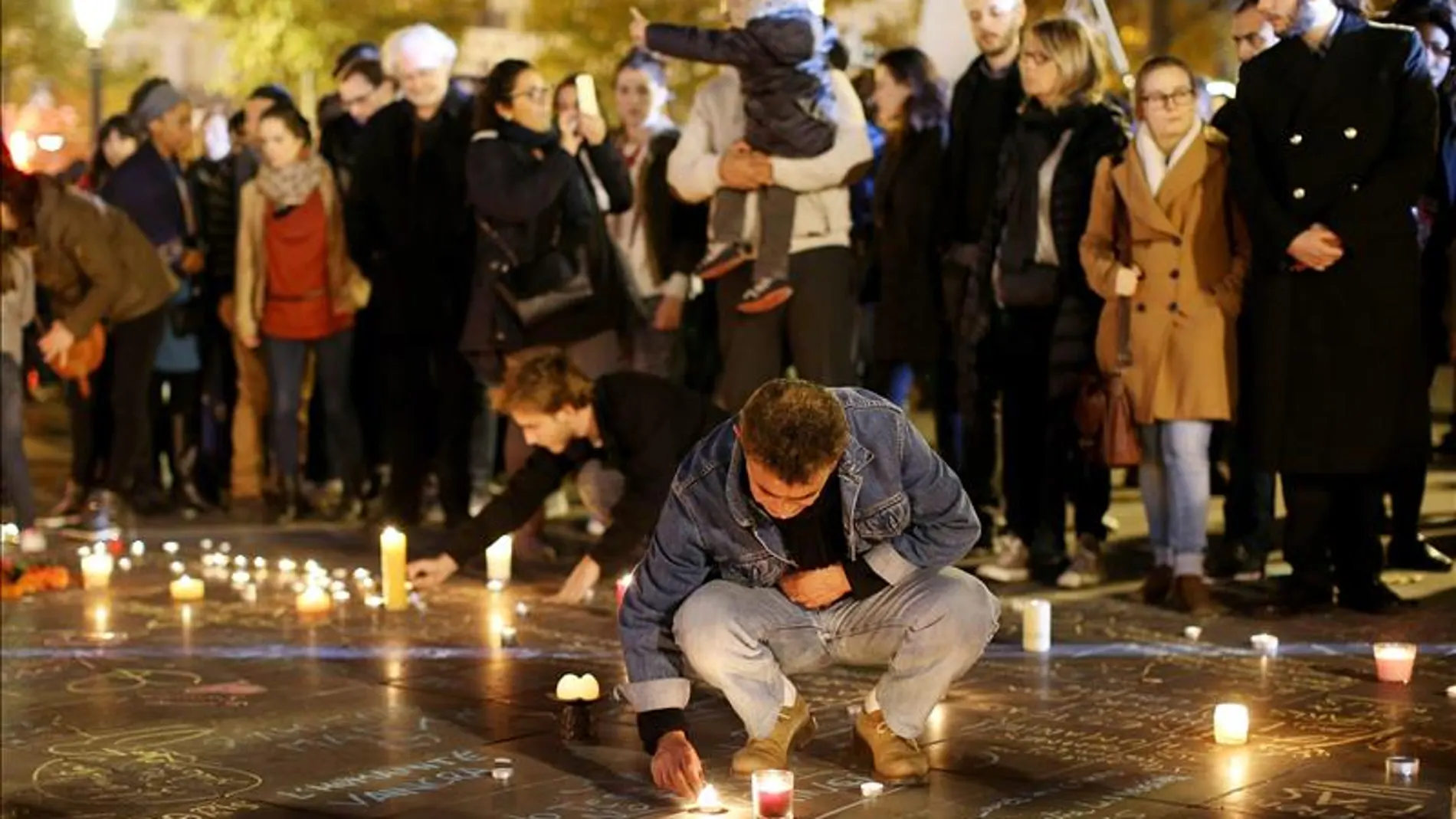 Luto en París por las víctimas de los atentados terroristas Luto en París por las víctimas de los atentados terroristas