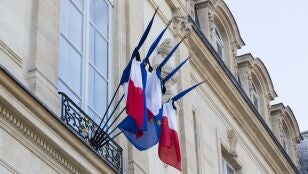 Banderas a media asta en el Palacio del El&iacute;seo