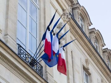 Banderas a media asta en el Palacio del El&iacute;seo