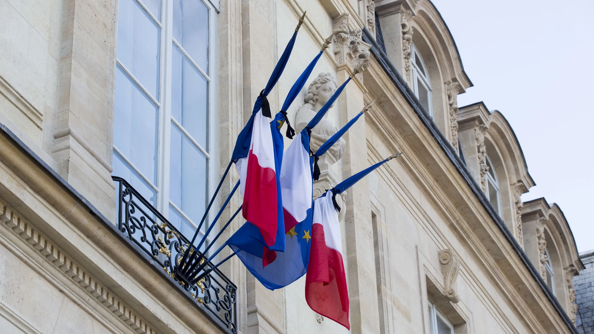 Banderas a media asta en el Palacio del Elíseo Banderas a media asta en el Palacio del Elíseo