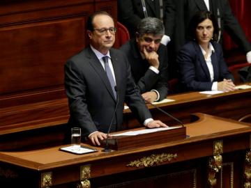 François Hollande da un discurso en el Parlamento francés