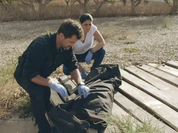 Héctor y Lola encuentran el cuerpo de Ainhoa Héctor y Lola encuentran el cuerpo de Ainhoa