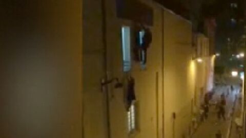 La mujer embaraza en la ventana