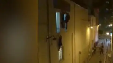 La mujer embaraza en la ventana La mujer embaraza en la ventana