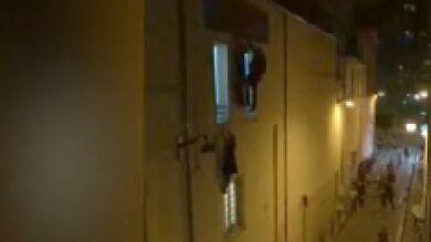 La embarazada que se colgó en la ventana de la sala Bataclan encuentra al hombre que la salvó