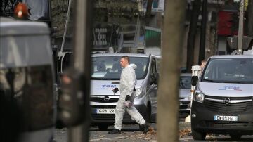 La policía científica trabaja en los escenarios de los atentados en París