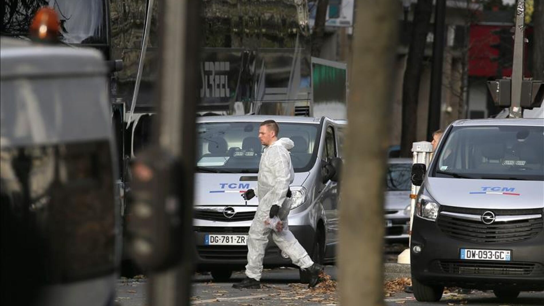 La polic&iacute;a cient&iacute;fica trabaja en los escenarios de los atentados en Par&iacute;s