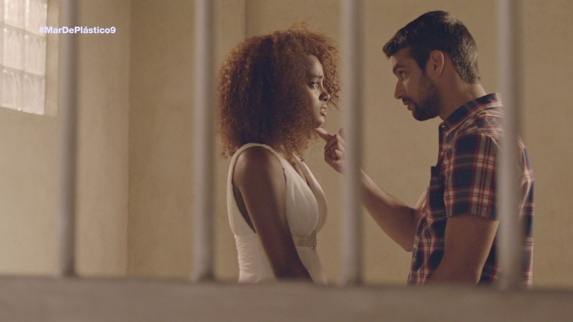 Fara y Lucas en el calabozo