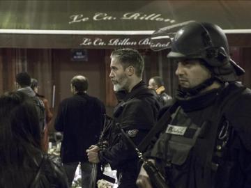 Miembros de la Policía francesa en el restaurante Le Carrilon, escenario de los ataques.