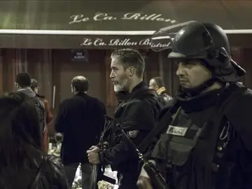 Miembros de la Policía francesa en el restaurante Le Carrilon, escenario de los ataques. Miembros de la Policía francesa en el restaurante Le Carrilon, escenario de los ataques.