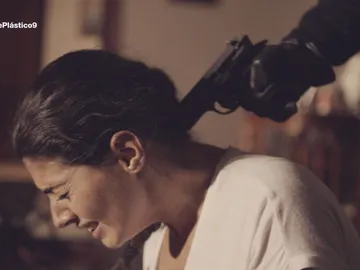 Apuntan a Lola con una pistola Apuntan a Lola con una pistola