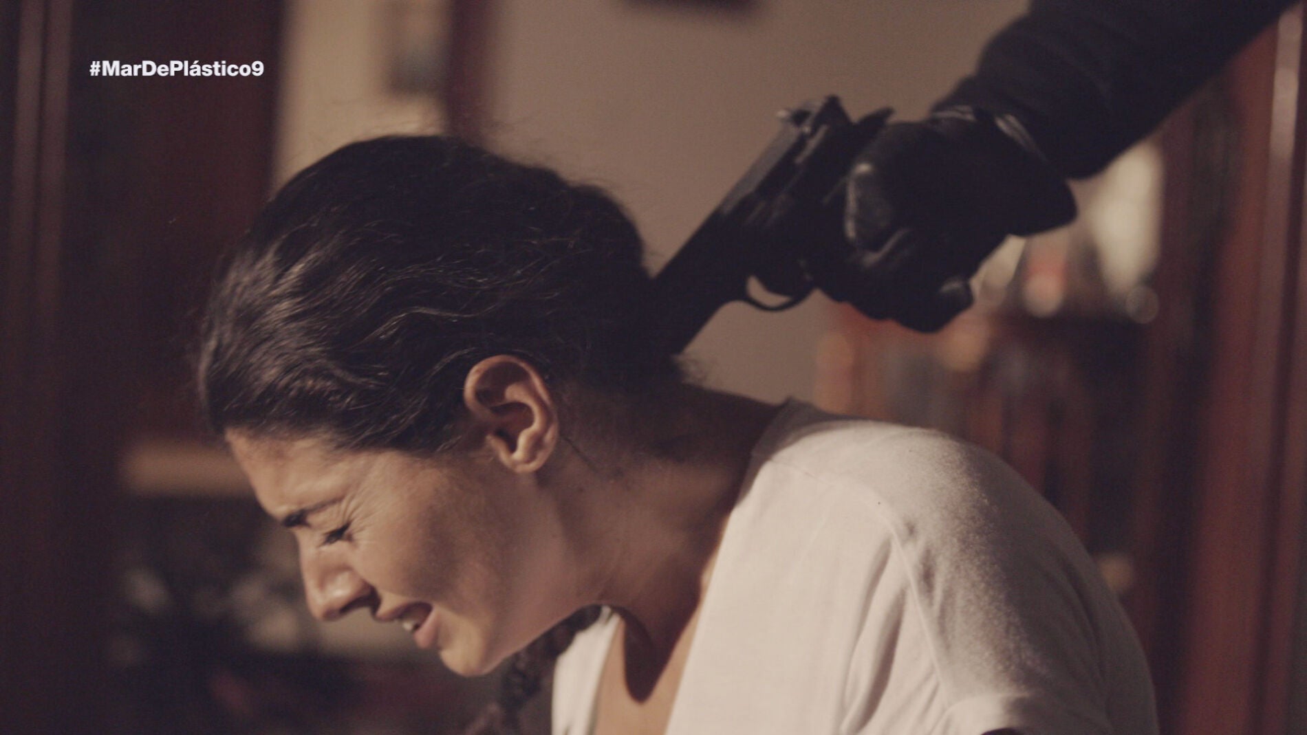 Apuntan a Lola con una pistola