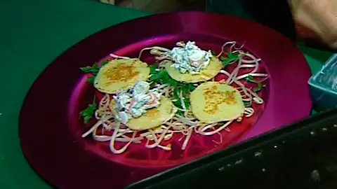 Tortitas como base para un entrante navideño Tortitas como base para un entrante navideño