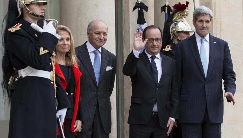 Hollande saluda a John Kerry