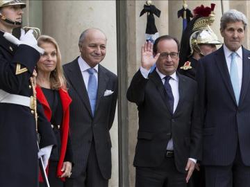 Hollande saluda a John Kerry