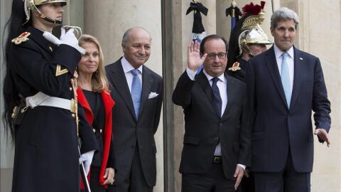 Hollande saluda a John Kerry