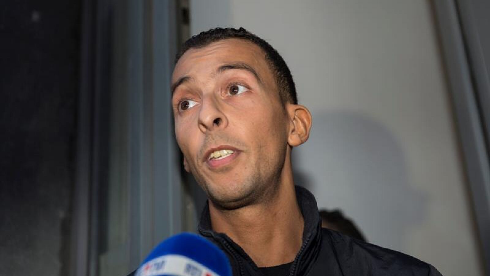 El hermano del terrorista de París fugado le aconseja 