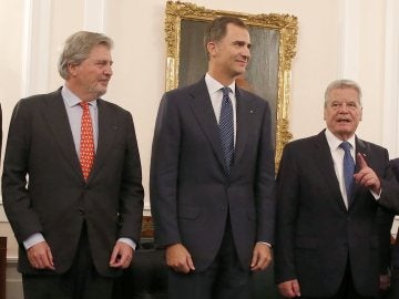 El Rey Felipe VI, a la derecha del ministro español de Educación, Cultura y Deporte, Íñigo Méndez de Vigo