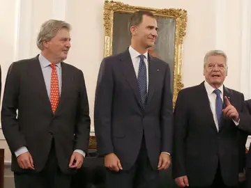 El Rey Felipe VI, a la derecha del ministro español de Educación, Cultura y Deporte, Íñigo Méndez de Vigo El Rey Felipe VI, a la derecha del ministro español de Educación, Cultura y Deporte, Íñigo Méndez de Vigo