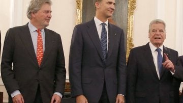 El Rey Felipe VI, a la derecha del ministro español de Educación, Cultura y Deporte, Íñigo Méndez de Vigo