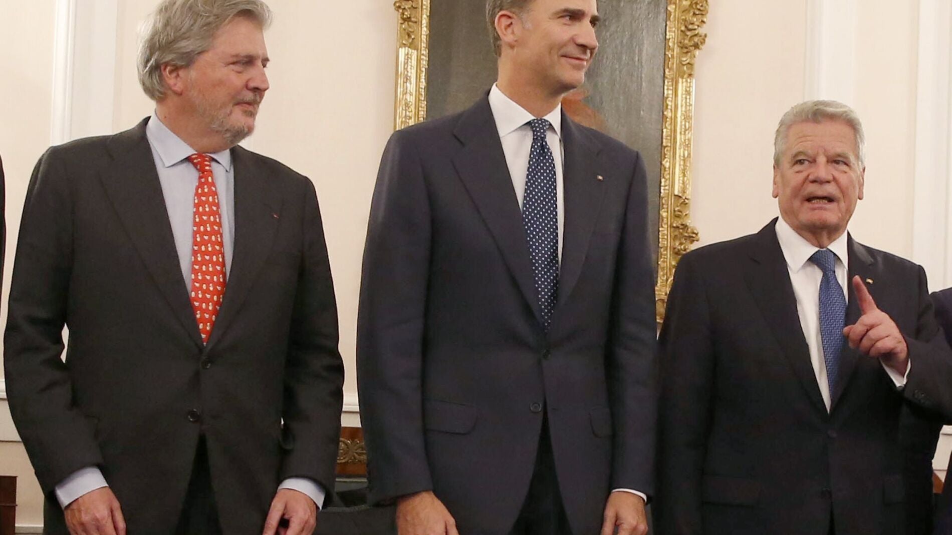El Rey Felipe VI, a la derecha del ministro espa&ntilde;ol de Educaci&oacute;n, Cultura y Deporte, &Iacute;&ntilde;igo M&eacute;ndez de Vigo